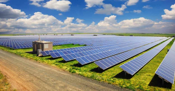 Hình ảnh Solar Farm - khu vực rộng lớn với nhiều tấm pin